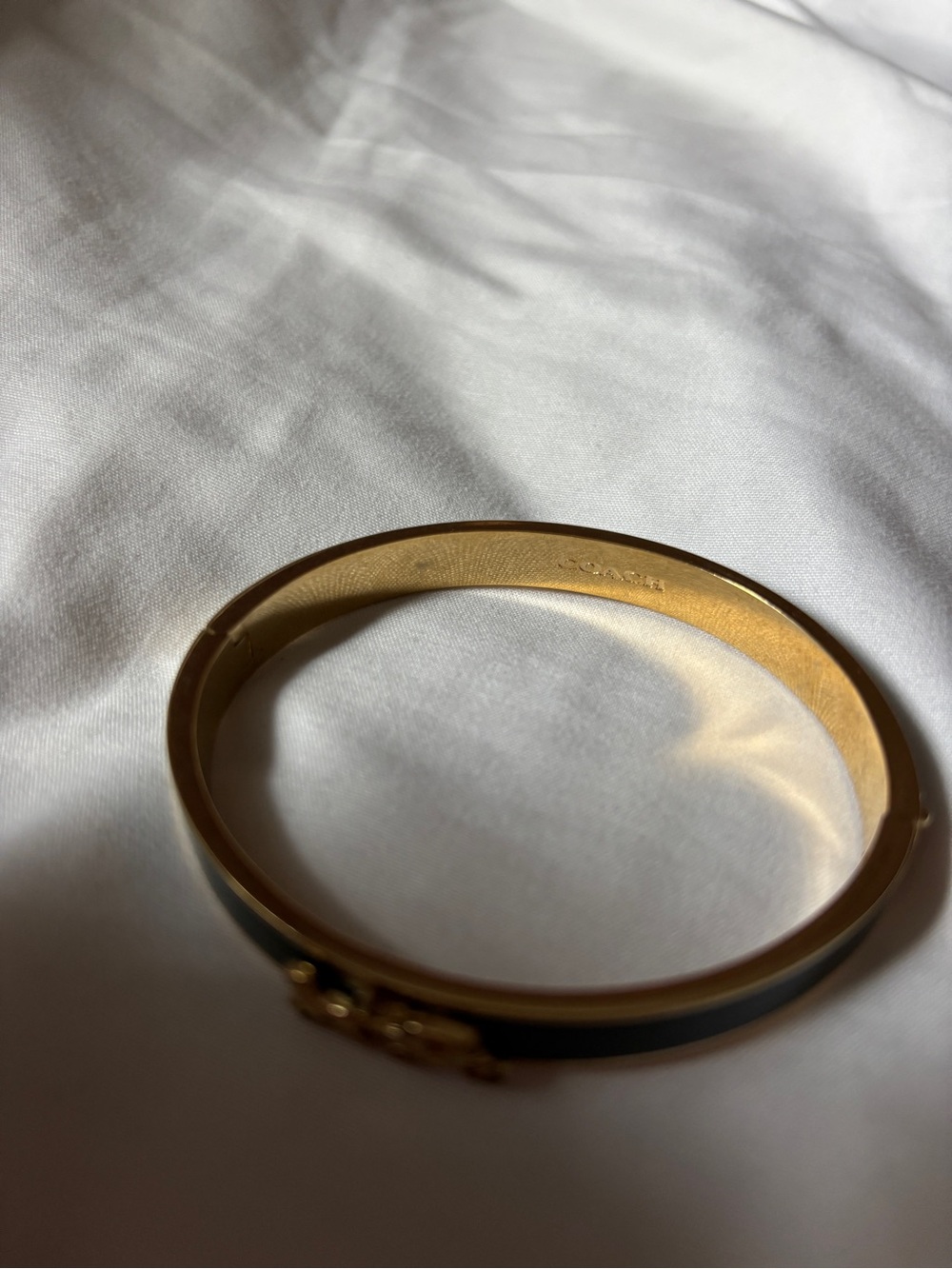 Dark Green & Gold Coach Clasp Bangle with Horse and Carriage - Picture 8 of 8